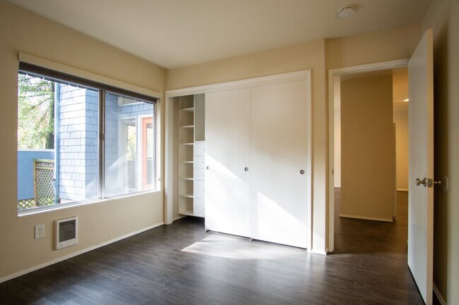 Building Photo - Gorgeous & Bright 1-Bed w/ Wood-Burning Fireplace, W/D, & Private Patio!