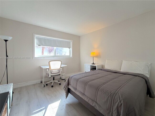 Building Photo - 541 Blue Heron Dr