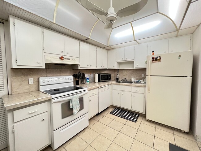 Building Photo - 2 Bed 2 Bath Condo Just Steps From The Oce...