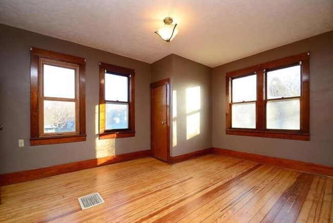 Building Photo - Beautiful 5 Bedroom Home!