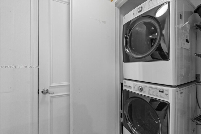 Building Photo - 3400 SW 27th Ave