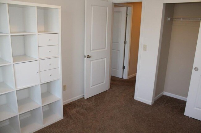 Building Photo - Beautiful 3 Bed/ 2.5 Bath Townhome w/ Gas ...