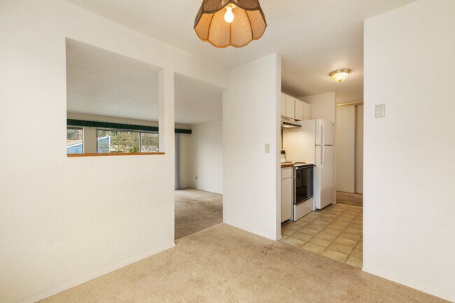 Building Photo - Spacious 1 Bedroom Apartment w/ Parking in Briercrest