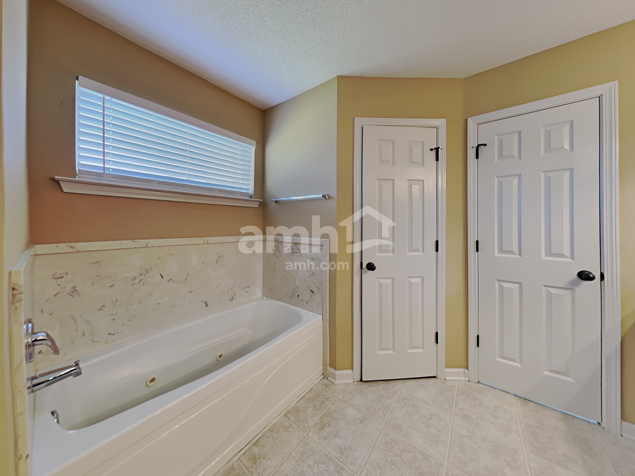 Building Photo - 3233 Peachtree Dr