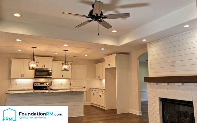Building Photo - 1155 Brado Dr