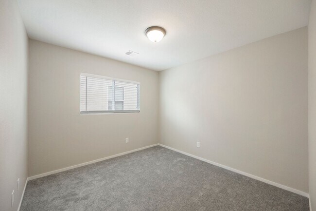 Building Photo - 3 Bedroom, 2.5 Bath Two Story Home in Sout...