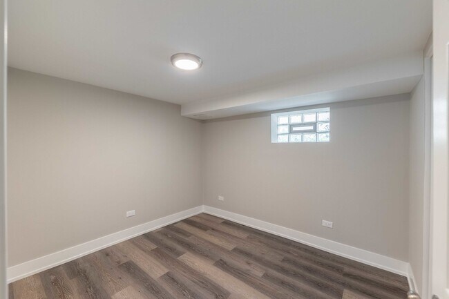 Building Photo - 6835 S Komensky Ave