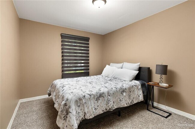 Building Photo - 10 Robin Ave