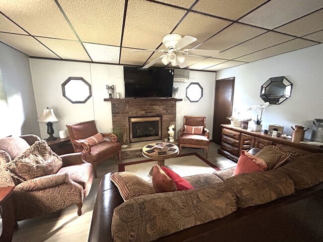 Building Photo - Bright and spacious 6-bedroom, 2-bath home in Tunkhannock Township