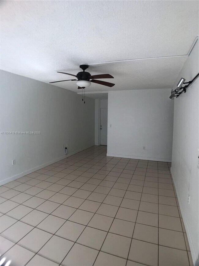Building Photo - 2539 Bayshore Dr