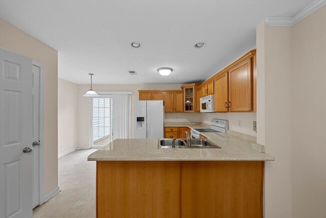 Building Photo - Large 2 Bedroom 2 1/2 Bath Dog Friendly Condo For Rent!