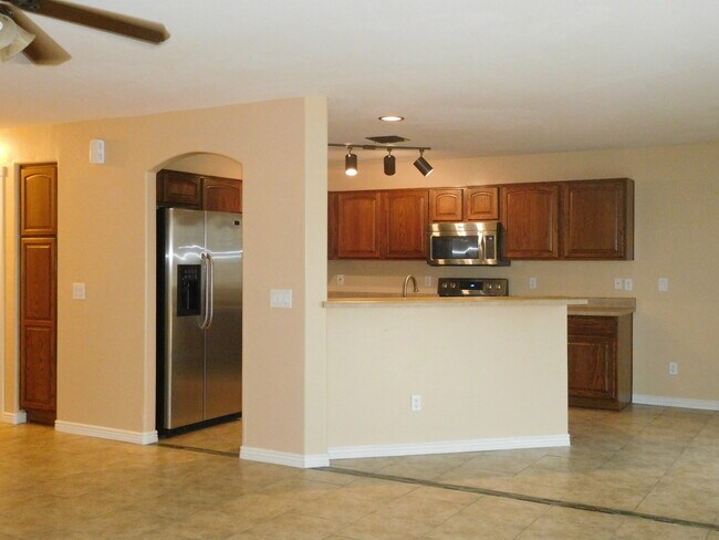 Building Photo - Amazing 4 bedrooms, 3 bathrooms house in P...