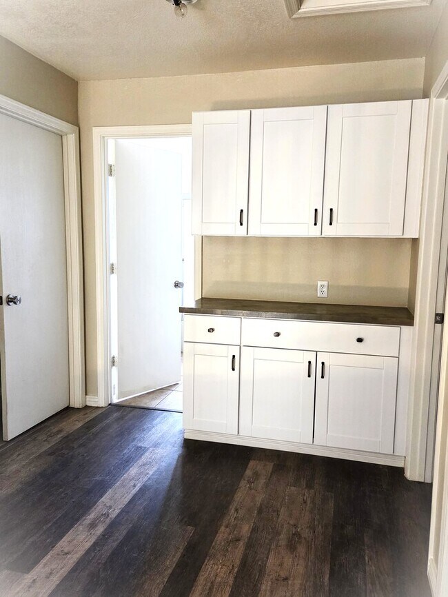 Building Photo - Stunning 4-bedroom 2-bathroom home