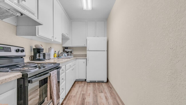 Building Photo - 2800 N Los Felices Rd