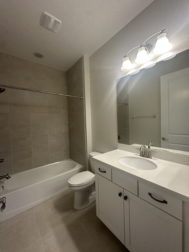Building Photo - 3 bedroom, 2 bathroom in desirable Loren Cove
