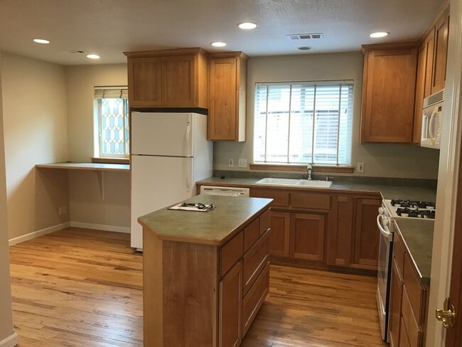 Building Photo - Three bedroom, Two bath home in Ashland.  | Available Now