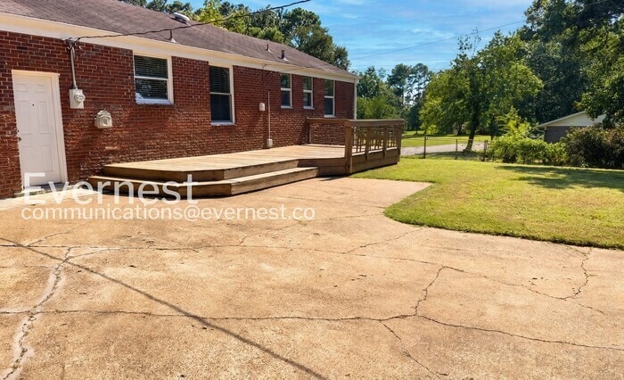 Building Photo - 3901 NW Kenwood Dr
