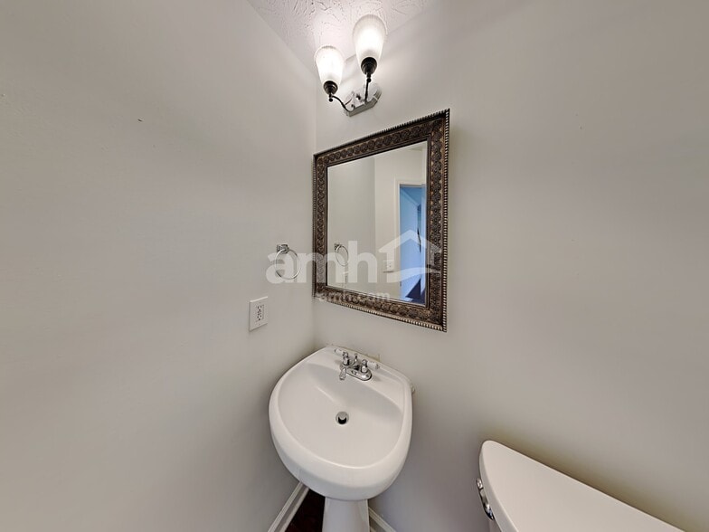Building Photo - 218 Wild Flower Ln
