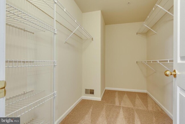 Building Photo - 8627 Trail View Dr