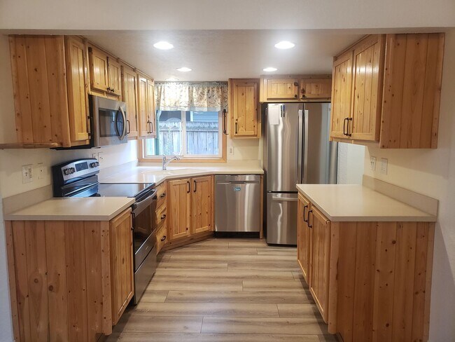 Building Photo - Adorable One-Level House with Huge Backyard in Vancouver!