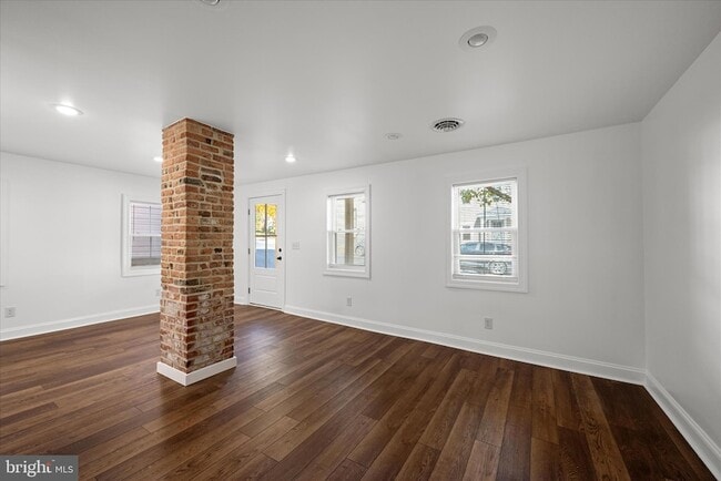 Building Photo - 117 E Monmouth St