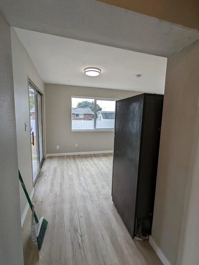 Building Photo - 1025 500 N