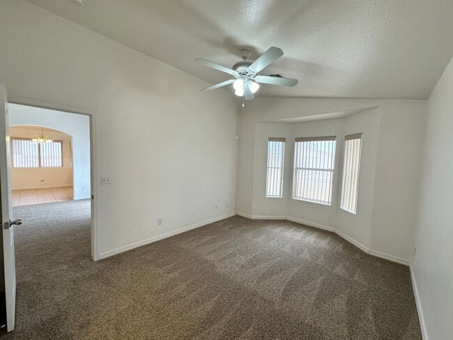 Building Photo - Great 3 Bedroom Home with Detached Garage!