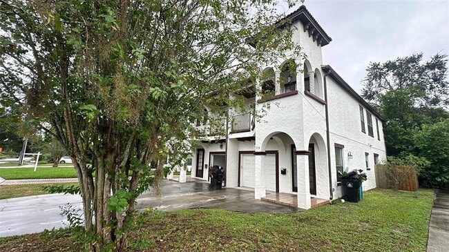 Building Photo - 116 E Esther St