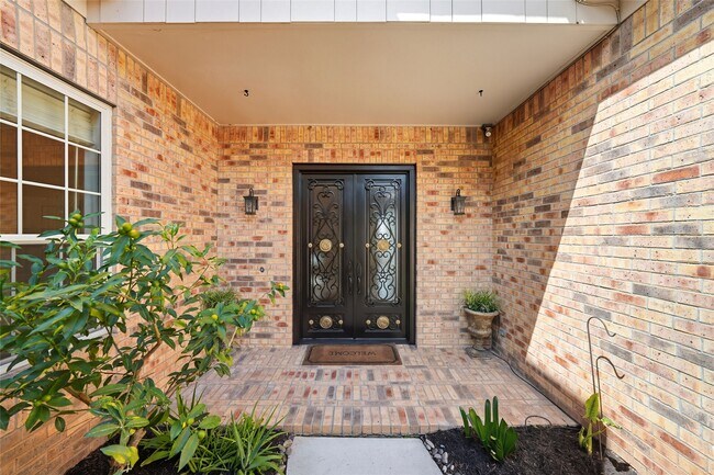 Building Photo - 5934 Stratford Gardens Dr