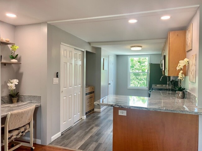 Building Photo - Spacious upstairs unit. Large Living area. Parking Available