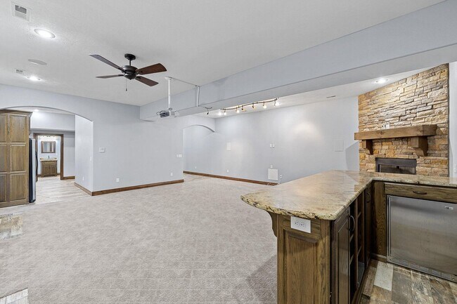 Building Photo - 5 Bedroom Dream Home!