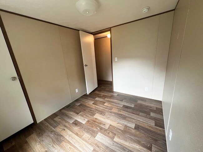 Building Photo - 1000 Maple Hls Pk