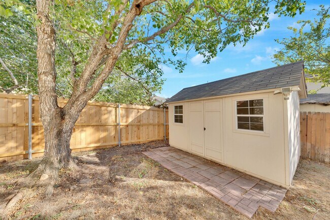 Building Photo - 5609 Silver Screen Dr