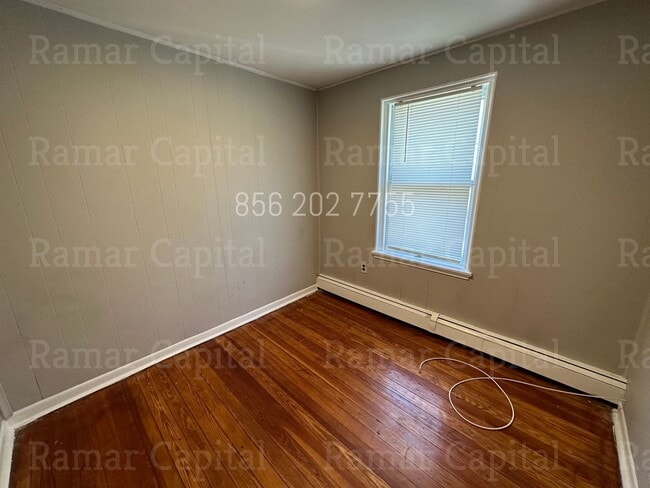 Building Photo - 3 Bedroom / 1 bath Row-house available NOW!!!