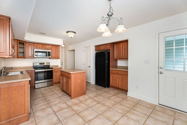 Building Photo - Welcome to this 3 bedroom, 2.5 bathroom to...