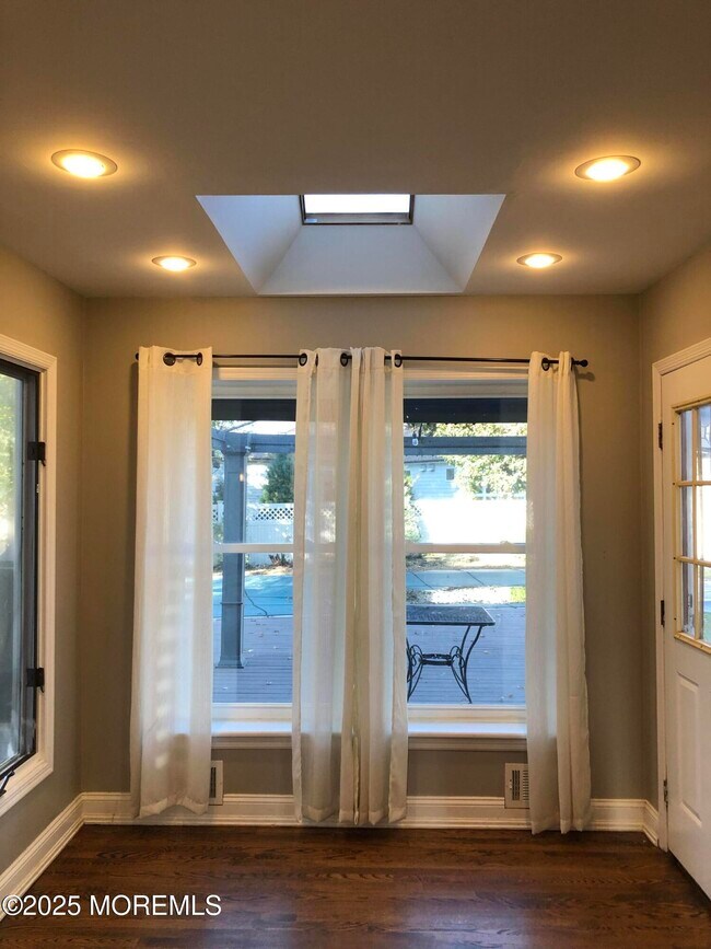 Building Photo - 683 Princess Ct