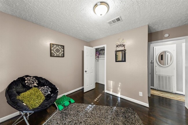 Building Photo - 7252 Parker Rd