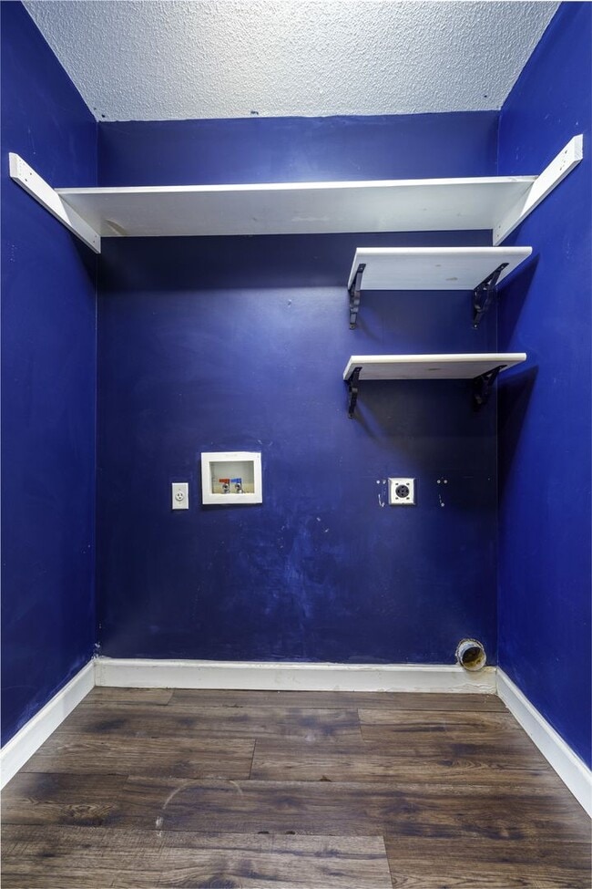 Building Photo - 3BR Home Near N. Marine Blvd with Fenced Backyard