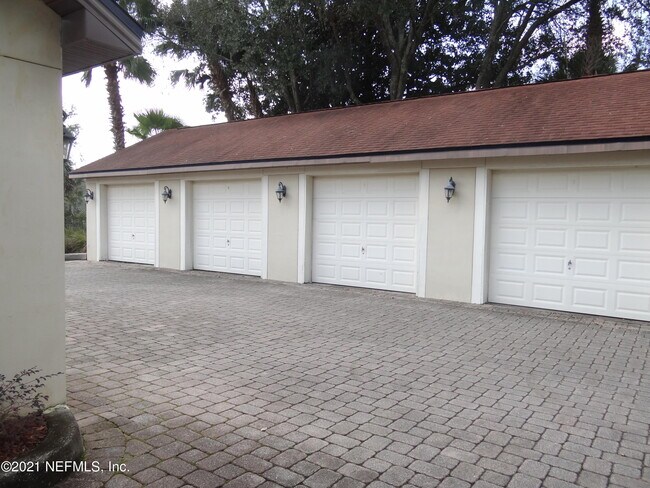 Building Photo - 120 Bay St