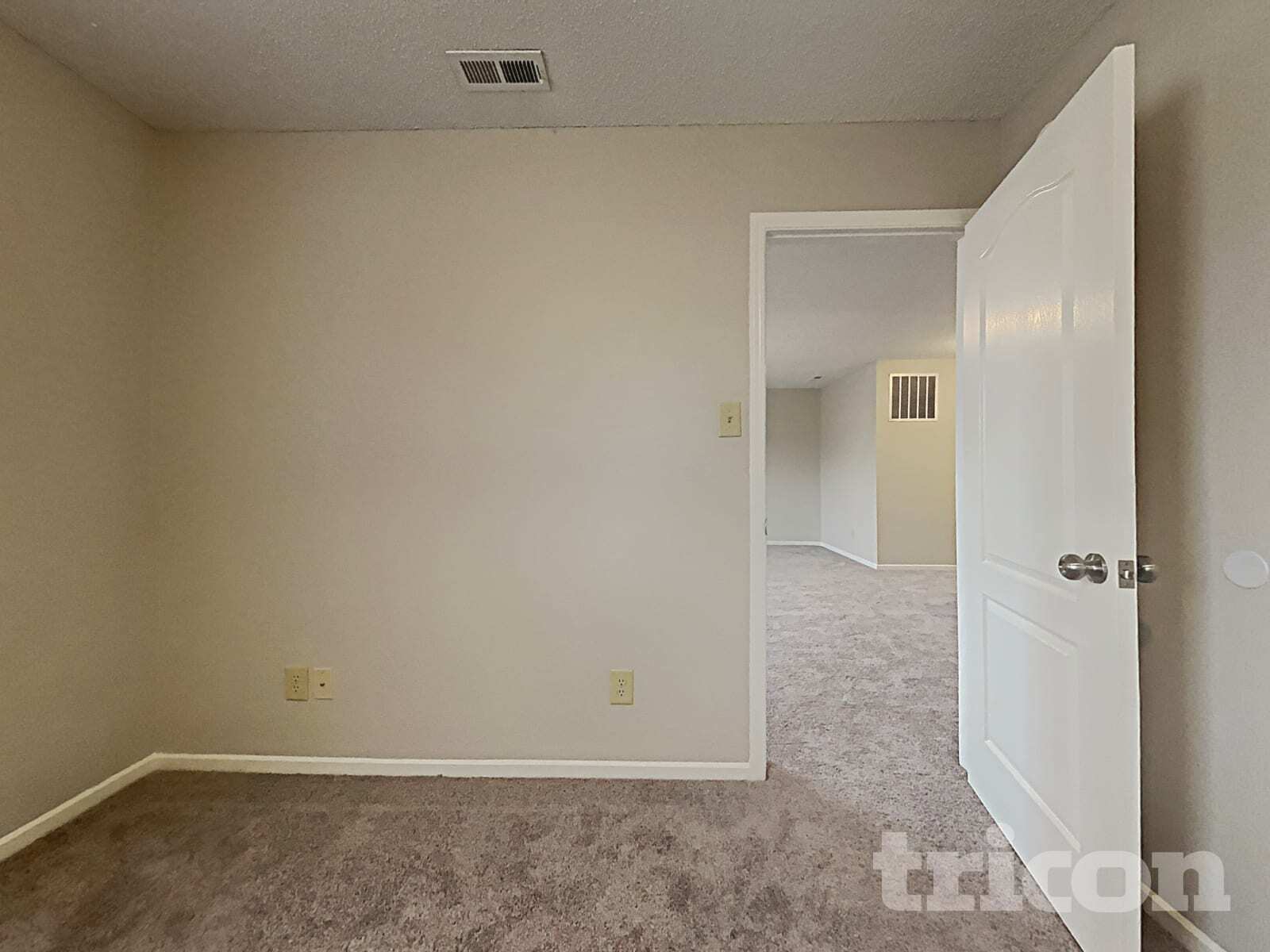 Building Photo - 1618 Howell Dr