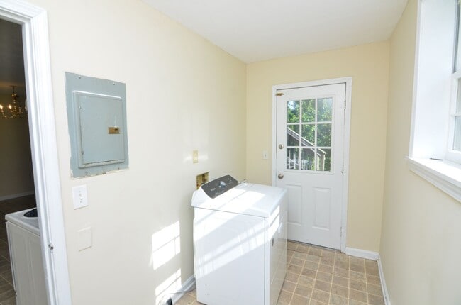 Building Photo - 708 Heidi Ct
