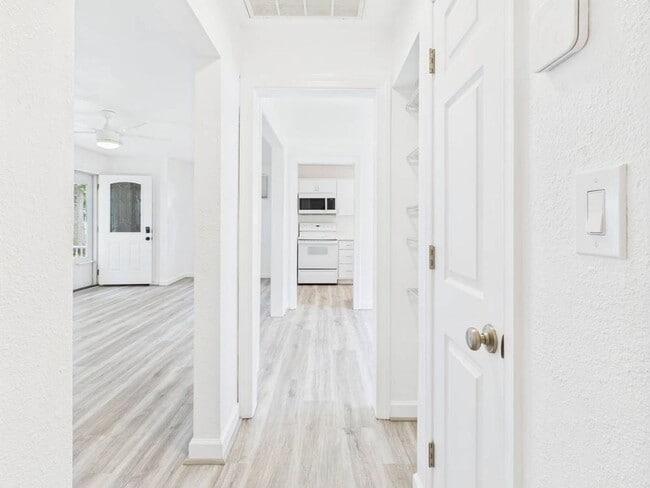 Building Photo - Cozy 2 Bedroom 1 Bathroom Ranch style Home...