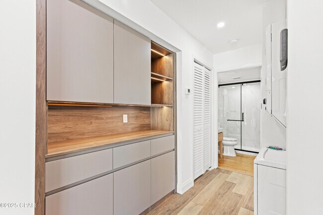 Building Photo - 8115 Thomas Dr