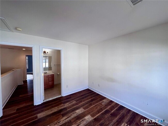 Building Photo - 527 W Thames St