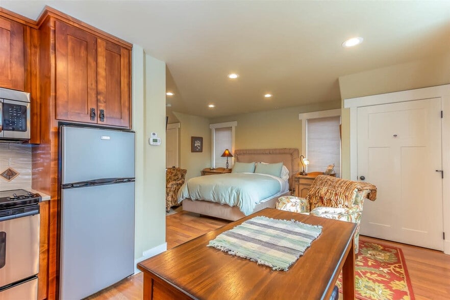 Building Photo - 1345 NW Cumberland Ave