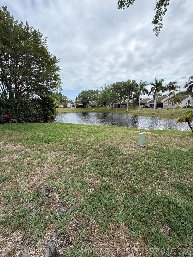 Building Photo - 1120 W Lakes Dr