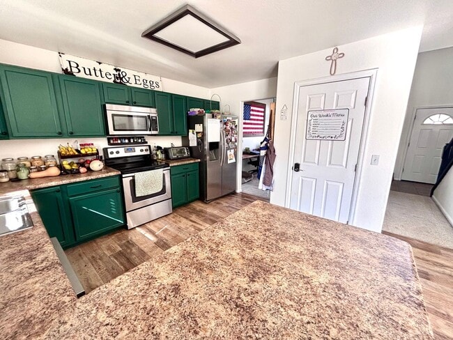 Building Photo - Spacious 3 Bed / 3 Bath Home Near Peterson Space Force Base