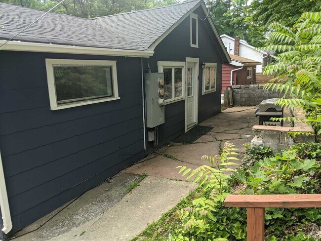 Building Photo - 1943 New Hackensack Rd