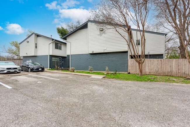 Building Photo - 2/2.5 Townhome in Desirable North Austin