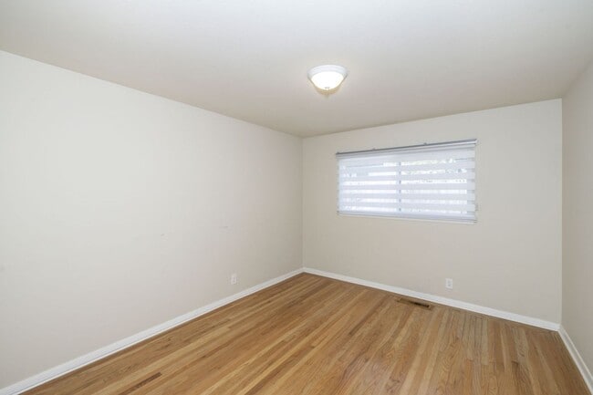 Building Photo - Spacious 3 Bed, 2.5 Bath Home in Quiet Nei...